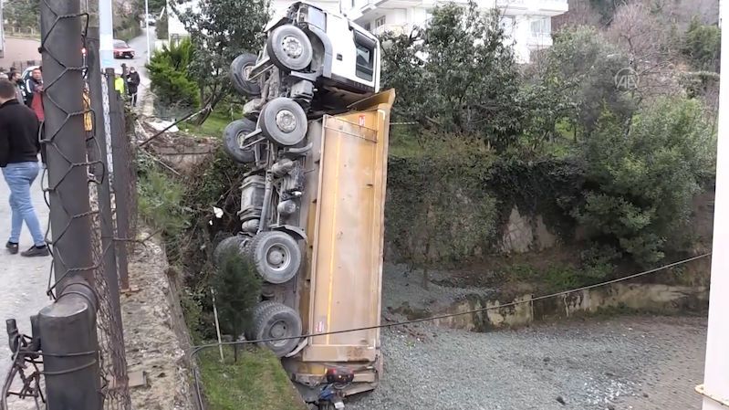 Na školní dvůr v Turecku se zřítil kamion, studenti dostali den volna